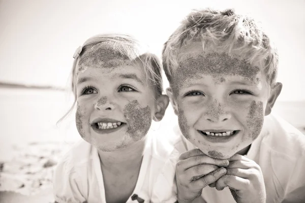 Broer/zus glimlacht — Stockfoto