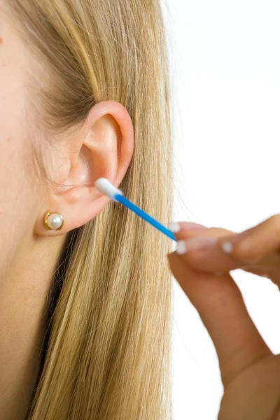 Wanita membersihkan telinga — Stok Foto