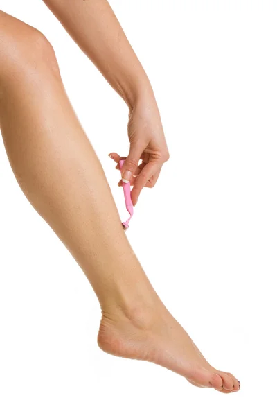 Frau rasiert Beine — Stockfoto