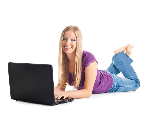 Nő a padlón a laptop — Stock Fotó