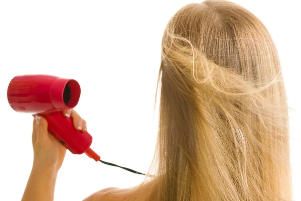 Женщина сушит волосы — стоковое фото