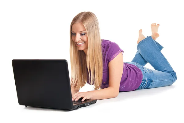 Wanita di lantai dengan laptop — Stok Foto