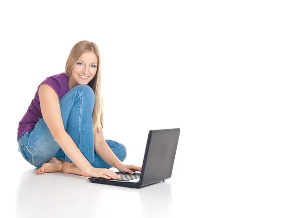 Kobieta na podłodze z laptopa — Zdjęcie stockowe