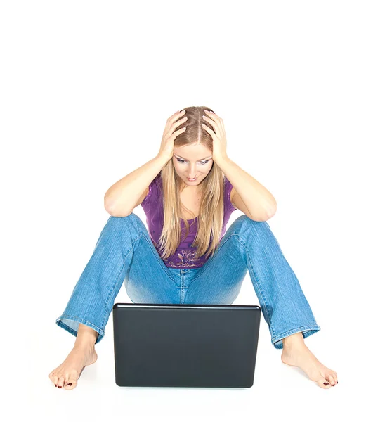 Жінка на підлозі з ноутбуком — стокове фото