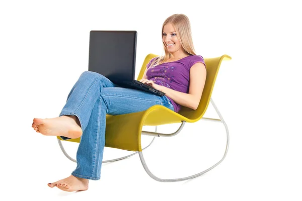 Žena na židli s notebookem — Stock fotografie