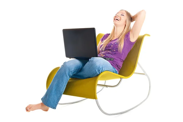 Kobieta na fotelu z laptopa — Zdjęcie stockowe