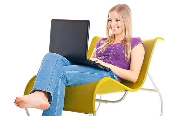 Mulher na cadeira com laptop — Fotografia de Stock