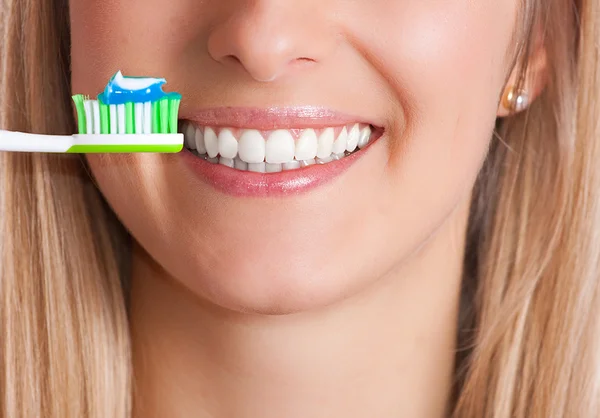 Жінка з зубна щітка — стокове фото