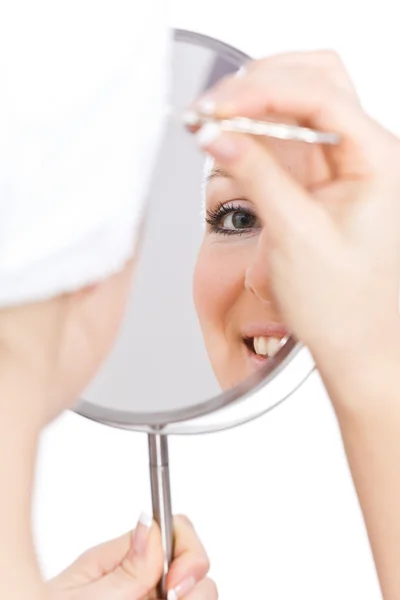 Vrouw make-up in spiegel — Stockfoto