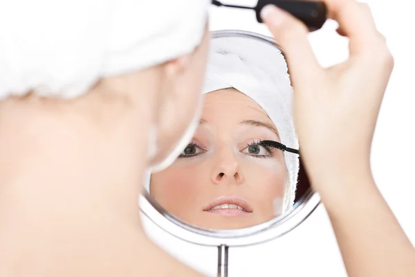 鏡の中の女性の化粧 — ストック写真