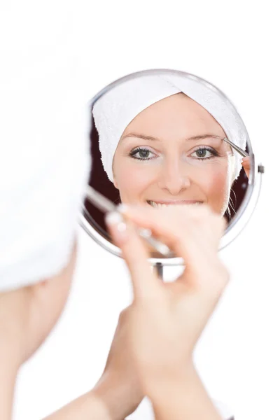 Μακιγιάζ γυναίκα στον καθρέφτη — Φωτογραφία Αρχείου