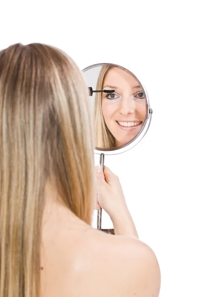 Kvinnan smink i spegeln — Stockfoto