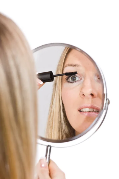 Kobieta makijaż w lustro — Zdjęcie stockowe