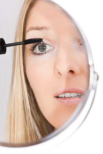 Maquiagem mulher no espelho — Fotografia de Stock