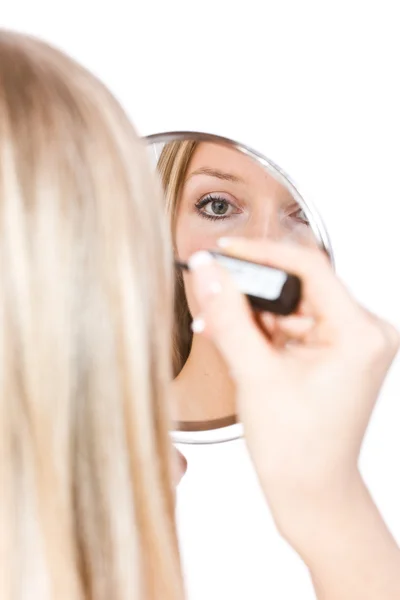 Жіночий макіяж у дзеркалі — стокове фото