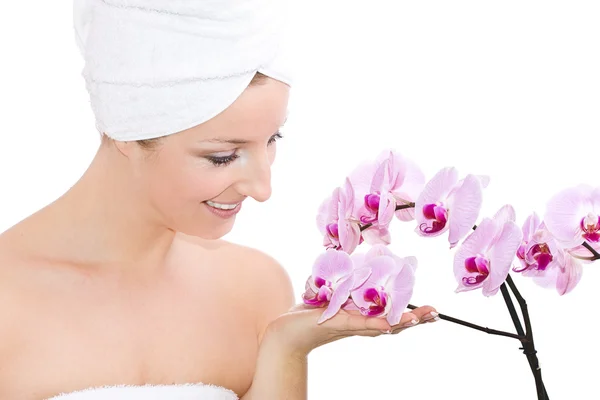 Vrouw met orchideeën — Stockfoto