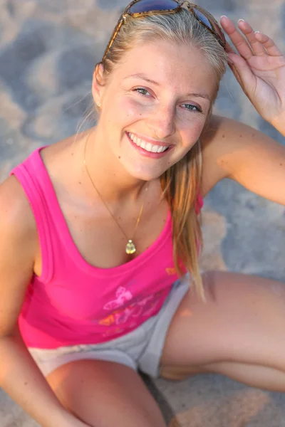 Портрет блондинки на пляжі — стокове фото