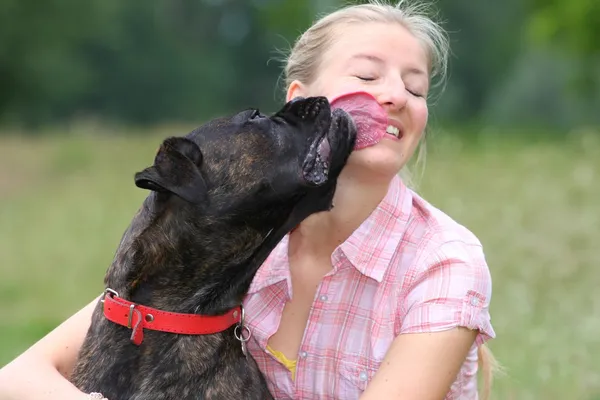 Freundschaft zwischen Mädchen und Hund — Stockfoto