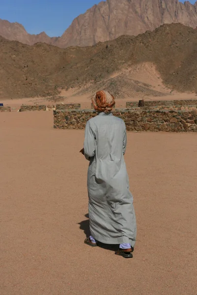 Beduino che cammina nel deserto — Foto Stock