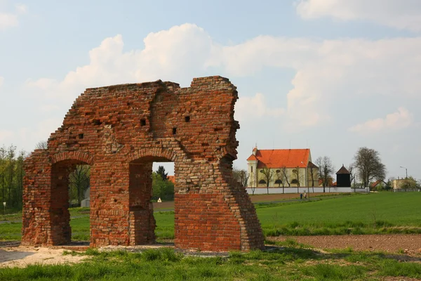 Oude ruïnes en kerk — Stockfoto