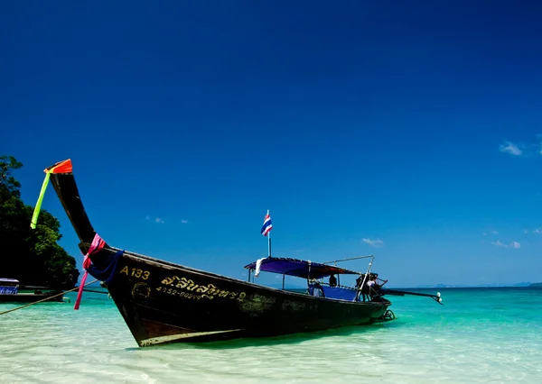 Лодка на тропическом острове — стоковое фото