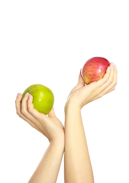 Mãos segurando maçãs — Fotografia de Stock