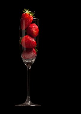 fresas en un cristal negro