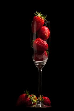 fresas en un cristal negro