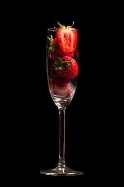 fresas en un cristal negro