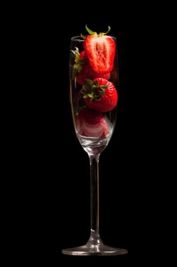 fresas en un cristal negro