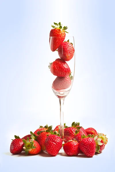 Erdbeeren auf blauem Hintergrund — Stockfoto