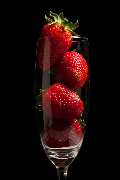 Erdbeeren im Glas auf Schwarz — Stockfoto