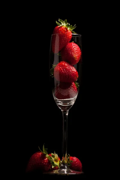 Fresas en un vaso sobre negro —  Fotos de Stock