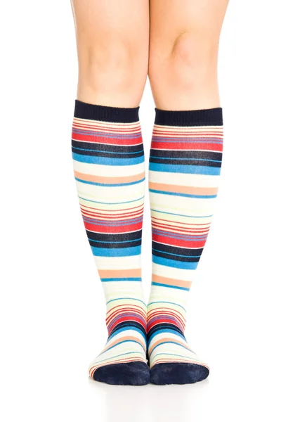 Donna caucasica gambe in calzini colorati — Foto Stock