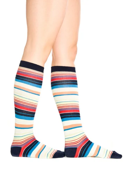 Caucásico piernas de mujer en calcetines de colores — Foto de Stock