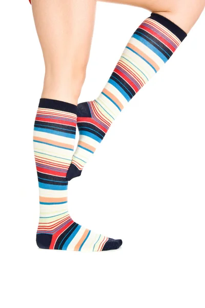 Kaukázusi nő lába színes zokni — Stock Fotó