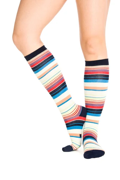 Kaukasische vrouw benen in kleurrijke sokken — Stockfoto