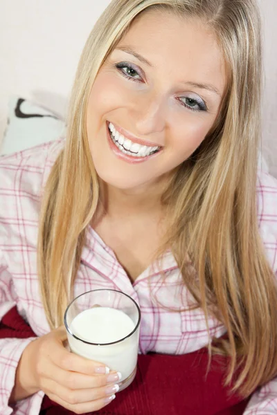 Woman in pajama in bed — Stock Photo, Image