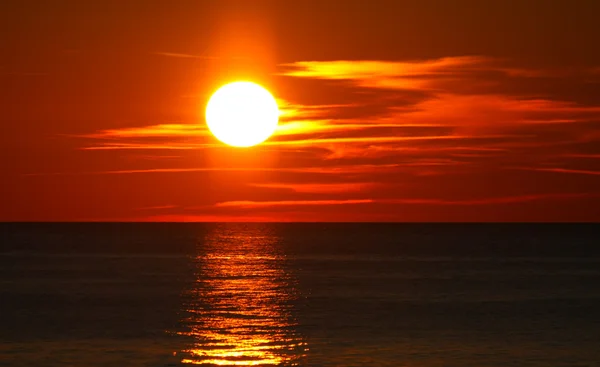 Prachtige zonsondergang op zee — Stockfoto