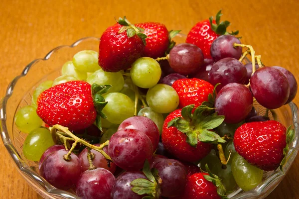 Erdbeeren und Trauben — Stockfoto