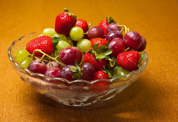 Erdbeeren und Trauben — Stockfoto