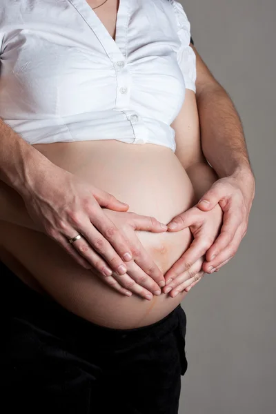 Perut hamil tingkat lanjut dengan tangan — Stok Foto