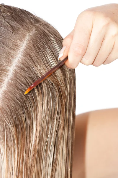 Mujer peinando cabello —  Fotos de Stock