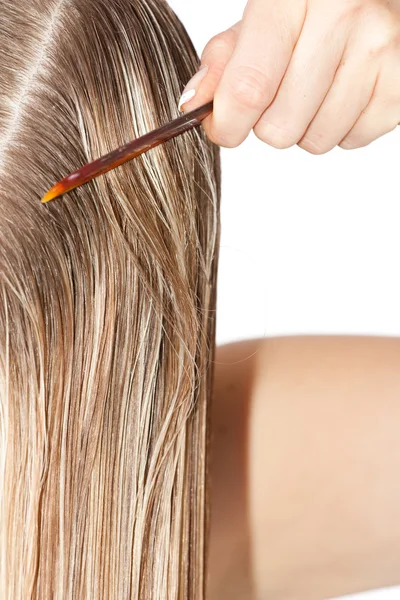 Femme peignage cheveux — Photo