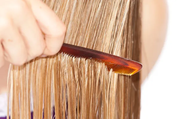 Mujer peinando cabello —  Fotos de Stock