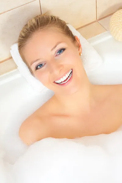 Блондинка в ванной — стоковое фото
