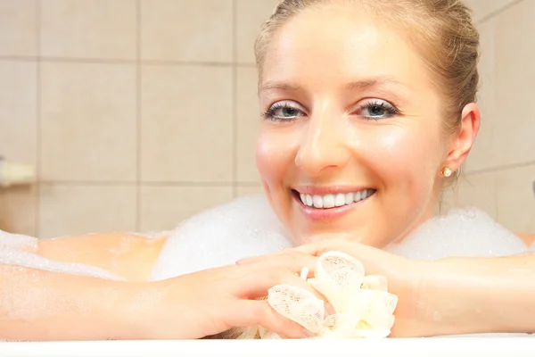 Blond kvinna i badet — Stockfoto