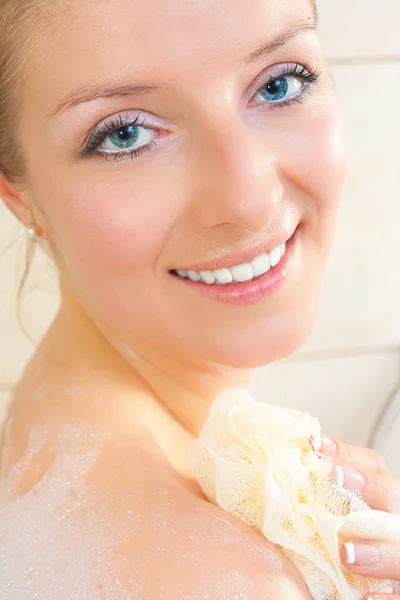 Blond kvinna i badet — Stockfoto