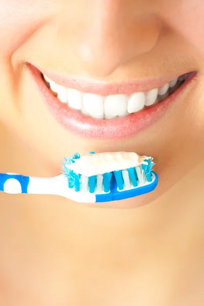 Cepillarse los dientes sanos —  Fotos de Stock