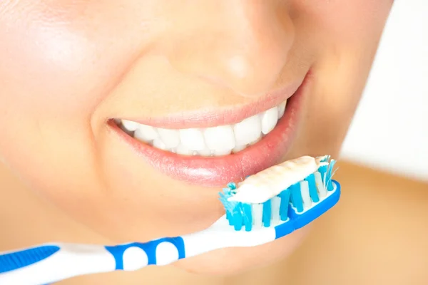 Здоровое чистка зубов — стоковое фото